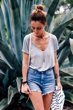 So how do you manage to pick a stylish attire while keeping you cool? Read our list of Do’s and Don’ts for Stylish Outfits to Stay Cool in Summer Heat. Denim Shorts Outfit, Tokyo Street Fashion, Trendy Swimwear, Indie Outfits, Short Jeans, Mode Inspo, Shorts Jeans, Grunge Style, Summer Heat