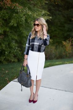 An edgy zipper adds a unique detail to an otherwise basic pencil skirt, and paired with plaid it is perfect for a fall workday...click through for more fall work outfits! Mix Match Fashion, 2017 Outfits, Hobble Skirt, Work Outfit Inspiration, Colour Analysis, Elle Dress, Professional Dress, Winter Work, Everyday Elegance