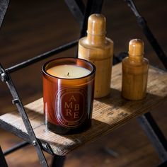 Ein Gefäß aus mundgeblasenem, farbigem Glas offenbart die Flamme dieser Kerze. Amber Candles, Diptyque Paris, Amber Candle, Aroma Candle, Home Fragrance Accessories, Tonka Bean, Glass Containers, Home Fragrance, Home Fragrances