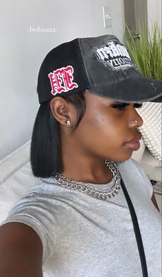 Outfits With Caps Black Women, Natural Hair In A Hat, Hairstyles With Hats Black Women, Hat Hairstyles Black Women, Bob With Hat, Fitted Hat Outfit Black Women, Fitted Cap Outfit Black Women, Pakaian Hipster, Tomboy Stil