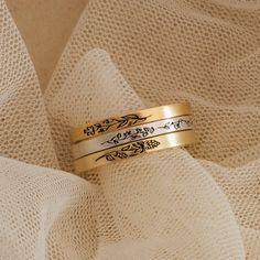 Thin Custom Ring With Engraved Flowers by Caitlyn Minimalist - Etsy Lavender Ring, Friendship Ring, Herbal Plants, Engraved Flower, Flower Band, Engraved Ring, Friendship Rings, Hidden Message, Botanical Collection