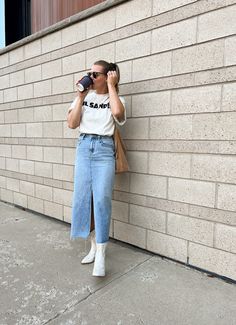 Long Denim Skirt Outfits, Off White Boots, Style Denim Skirt, Long Denim Skirt Outfit, Outfit Ideas Work, Denim Skirt Outfit, Jean Skirt Outfits