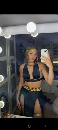 Cleopatra Outfit, Halloween Costumes For Brunettes, Cleopatra Halloween Costume, Badass Halloween Costumes, Cleopatra Halloween, Teenage Halloween Costumes, Horror Halloween Costumes, Hot Halloween Outfits, Couples Halloween Outfits