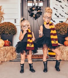 Sibling Halloween Costumes, Halloween Costume Toddler Girl, Twin Halloween, Toddler Girl Halloween, Halloween Tutu, Festa Harry Potter, Clever Halloween Costumes