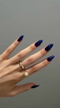 Gel Nails Sky Blue, Hailey Bieber Blue Nails, Dark Blue Gel Nails Ideas, Dark Blue Nails Aesthetic, Nails With Blue Dress, Autumn Nails Dark, Dark Blue Nails Almond, Dark Blue Nails Ideas, Nails For Fall Autumn