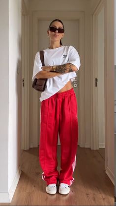 Adidas Pants Outfit, Sport Casual Outfit, Red Tracksuit, Adidas Hose, Look Adidas, College Outfit