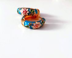 Beautiful cloisonne earrings, floral enamel made of steel with gold plated. Nice Vintage design. They measure 2 cm in diameter and approximately 6mm wide. Elegant and original design. They are sent in a gift jewelry box. Combined shipping. Cloisonne Earrings, Emerald Blue, Enamel Earrings, Lovely Necklace, Gift Jewelry, Turquoise Color, Blue Turquoise, Lovely Colors, Jewelry Gift Box