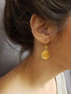 18K Gold Plated Coin gold Hammered Curved Disk Circle Dangle EarringsLightweight and comfortable to wear these earrings are perfect sparkle for everyday!• They will make a great gift! • Total length of the earrings is 35 mm/ 1 3/8 " approx from top to bottom. • Weight: 4.5 Grams• Material: 18k Gold Plated over bronze  (Also available for Custom orders  in Sterling silver, 9k gold, 14k  Solid Gold, 18k  gold, rose white or yellow gold )• The gold plating is a high quality 3 microns 18k gold thick Gold Hammered Circle Earrings, Gold Coin Jewelry, Unique Gold Jewelry Designs, Gold Round Earrings, Gold Jewelry Outfits, Gold Coin Necklace, Hammered Earrings, Gold Rings Fashion, Coin Earrings