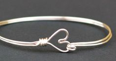 Heart Clasp Bangle Bracelet Bracelet Heart Tutorial, Heart Tutorial, Jewelry Making Business, Diy Jewelry Tutorials, Diy Jewelry Projects, Bracelet Heart, Wire Bangles, Homemade Jewelry, Button Jewelry