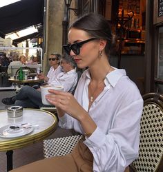 15 New French Girls to Follow on Instagram in 2019 | Who What Wear Instagram Paris, London College Of Fashion, Outfit Chic, French Girl Style, Look Retro, Paris Mode, French Girls, Elegante Casual