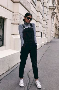 Grey Sweater Outfit, Latest Clothing Trends, Overalls Outfit, Black Overalls, Trik Fotografi, Brunch Outfit, Classic Outfits, Mode Vintage