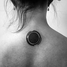 a black and white photo of a woman's back neck with the word digmatism on it