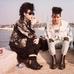 80s Punk Outfits, 80s Alternative Fashion, Goth Pics, Disco Punk, 80s Punk Fashion, Sing Street, Gothic People, Punk Jeans, Goth Things