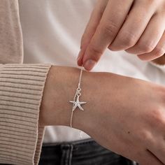 Introducing our exquisite Sterling Silver Starfish Bracelet, a perfect accessory for ocean lovers, scuba divers, and beach enthusiasts.  This listing offers the option to personalize your bracelet with a hand-stamped initial disc, making it even more special. Crafted with meticulous attention to detail, this bracelet features a stunning starfish charm and a delicate chain, both made from high-quality sterling silver. The sterling silver composition ensures durability and a timeless shine. Measur Starfish Jewelry, Beach Wedding Jewelry, Beach Bracelet, Starfish Bracelet, Personalised Jewellery, Beach Bracelets, Starfish Pendant, Jewelry Beach, Birthstone Charms