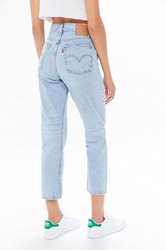 Jeans Heels Outfit, Mom Jeans Outfit, Jeans Outfit Women, Blue Ripped Jeans, Jeans Outfit Casual, Heels Outfits, Hot Jeans