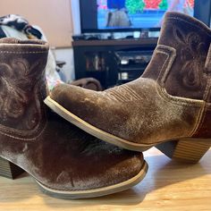 Women’s Justin Cowgirl Boots, Size 8.5. Wore Once. Great Condition! Justin Cowgirl Boots, Justin Boots, Boots Brown, Boots Shoes, Cowgirl Boots, Brown Boots, Bootie Boots, Shoe Boots, Ankle Boots