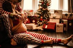 Christmas jammie maternity pictures. grinch jammies. Maternity session. Indoor maternity session. Christmas Maternity Pictures Studio, Indoor Maternity Photos Christmas, Maternity Photo Shoot Ideas Winter Indoor, Christmas Pregnant Announcement, Xmas Maternity Pictures, Maternity Photos Christmas, Indoor Winter Maternity Shoot