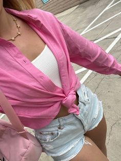 Denim Shorts And Shirt Outfit, Beach Blouses Summer Outfits, Summer Outfits 2023 Pink, Summer Outfits Pink Shorts, Pink Shirt And Shorts Outfit, Pink Boyfriend Shirt Outfit, Oversized Blouse Outfit Summer, Pink Blouse Outfit Summer, Pink Shirt Summer Outfit