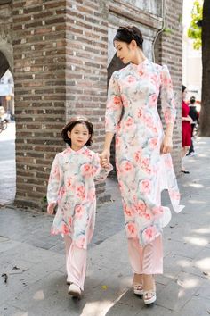 Matching mom and daughter Vietnamese traditional dress Mom Daughter Matching Dresses, Vietnamese Ao Dai, Mom And Daughter Matching, Vietnamese Traditional Dress, Matching Mom, Mom And Daughter, Dress Order, Mother And Daughter, Mom Daughter