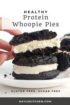 Amazing healthy Protein Whoopie Pies - soft and rich protein cake with a protein cream cheese and yogurt filling. Healthier whoopie pie recipes is sugar free, vegan and low calorie too! Protein Cream Cheese, Protein Cake, Whoopie Pie, Protein Bar Recipes, Healthy High Protein Meals