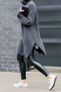 winter outfits, oversized turtleneck sweater, black leather skinnies, fall winter layers, grey and black, weekend outfit Look Legging, Looks Pinterest, Grey Turtleneck, Trendy Street Style, Street Style Winter, French Chic, Mode Inspo, Inspired Outfits, 가을 패션