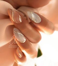 Nail Instagram, White Nails With Gold, Bridal Nails Designs, Gold Glitter Nails, Subtle Nails, Fancy Nails Designs, Cute Gel Nails, Bride Nails, Oval Nails