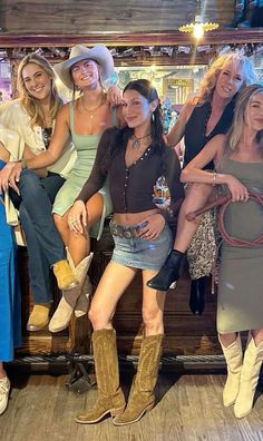 Bella Hadid Cowgirl Aesthetic, Bella Hadid Rodeo Outfit, Bella Hadid Cowboy Boots, Bella Hadid Rodeo, Western Boot Outfits Women, Cowboy Boots Aesthetic Outfit, Bella Hadid Western Style, Bella Hadid Cowgirl Outfit, Cowgirl Casual Outfits