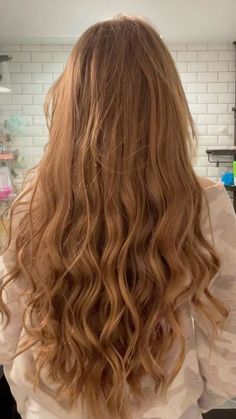 Long Wavy Strawberry Blonde Hair, Strawberry Blonde Long Hair, Darker Strawberry Blonde Hair, Strawberry Blonde Wavy Hair, Long Honey Brown Hair, Wavy Dirty Blonde Hair, Wavy Strawberry Blonde Hair, Strawberry Dirty Blonde Hair, Strawberry Blonde Aesthetic