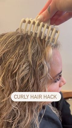 Root Clipping Wavy Hair, Root Clipping Curly Hair How To, Hair Assories, Root Clipping, Wavy Curly Hair Cuts, Curl Tips, Hair Curling Tips