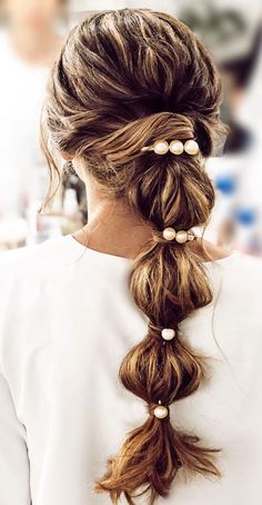 30. Bridal Bubble Braid with Pearls Whether you're bored of the same old hairstyle or the winter season has come to end and no longer need to keep your hair under those woolly hats. It's time to looking for a new trend; easy, low maintenance, pretty and suits the warm weather. Fancy Bubble Braid Ponytail, Bubble Ponytail Hairstyles Wedding, Bubble Braid For Wedding, Wedding Hair Bubble Braid, Bridesmaid Bubble Braid, Elegant Bubble Braid, Bubble Braid Bridal Hair, Bridal Bubble Braid, Wedding Bubble Braid