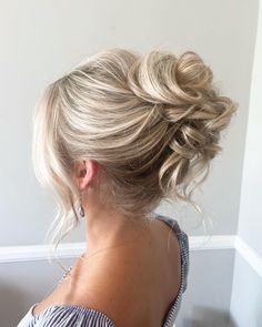 Prom Updos Medium Hair, High Wedding Hair Updo, Hair Updos Blonde, Debs Hairstyles Updo, Mid Updo Wedding Hair, Loose Curled Updo, High Bun Updo Prom, Prom Hairstyles High Updos, Debs Hair Updo