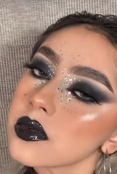 Dark Makeup With Rhinestones, Trucco Hallowen, Underworld Makeup, Goth Christmas Makeup, Disfraz Simple, Ideas Disfraz, Goth Christmas, Clever Halloween, Clever Halloween Costumes