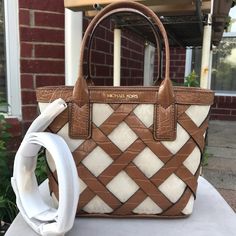 New With Tag 100% Authentic Sienna Small Tote 10.5” Top, 9” Bottom L X 8”H X 4”D Walnut Multi Color Michael Kors Christmas, Brown Leather Crossbody Purse, Michael Kors Mercer, Michael Kors Satchel, Black Crossbody Purse, Michael Kors Crossbody, Leather Crossbody Purse, Purses Michael Kors, Black Crossbody