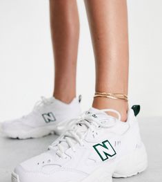 Sneakers van New Balance Exclusief bij Asos Model met laag profiel Met treklusje aan achterkant om makkelijk aan te trekken Sluit met veters Gewatteerde tong en kraag Kenmerkend New Balance-logo ABZORB-demping bij de middenvoet voor extra schokabsorptie IMEVA-tussenzool voor lichte demping Loopzool van slijtvast rubber Gripprofiel met textuur New Balance 608 Outfit, New Balance 608, New Balance 452, Balance Logo, New Balance Outfit, Sneaker Lovers, Dad Sneakers, Logo New, Cross Trainer