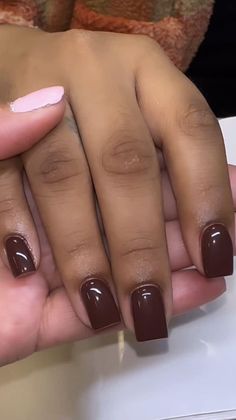 Dark Acrylic Nails Short, Short Brown Square Nails, Classy Short Nails For Work, Brown Short Square Nails, Short Brown Acrylic Nails, Brown Acrylic Nails Short, Short Cute Acrylic