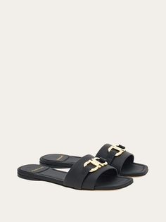 Slide plate avec Gancini - Chaussures - Femme - Salvatore Ferragamo FR Slides Women, Summer Staples, Flat Espadrilles, Wide Bands, Sandal Espadrille, Slide Sandals, Black Sandals