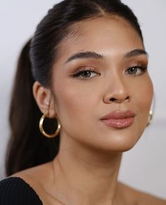 Graduation Makeup Morena, Make Up For Morenas, Graduation Makeup For Morena, Tan Skin Wedding Makeup, Make Up For Graduation Pictorial, Graduation Pic Makeup, Graduation Picture Makeup, Grad Pic Makeup, Graduation Pictorial Makeup