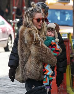 Sienna Miller Sienna Miller Outfit Street Style, Sienna Miller Outfit, Sienna Miller Street Style, Sienna Miller Hair, Red Sunnies, Sienna Miller Style, Fuzzy Coat, Sienna Miller, Mode Casual