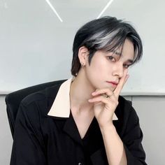 Highlight Hair Men, Black Hair White Highlights, Guy Highlights, Dark Blue Hair Men, Black And White Short Hair, Boys Dyed Hair, Black Hair With Blonde Highlights