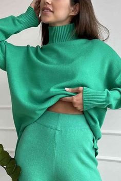 Turtleneck Knitted Sweater and Pants Set. True to size. if you are between sizes. size up. High-waisted pants. -65%cotton 35%Polyester Pantalon Orange, Top Azul, Women Turtleneck, Wide Leg Pant Suit, Knitwear Outfit, Orange Pants, Winter Collars, Matching Sweaters, Solid Sweaters