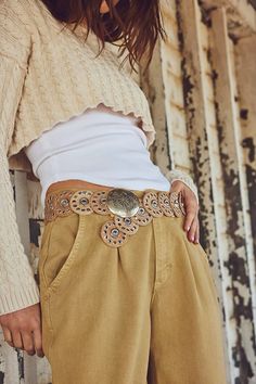 Coin Belt Outfit, Stripped Jeans Outfit, Boho Belt Outfit, Western Belts Outfit, Western Looks, Montana Western, Belt Outfit, Follow Your Arrow, Boho Belt