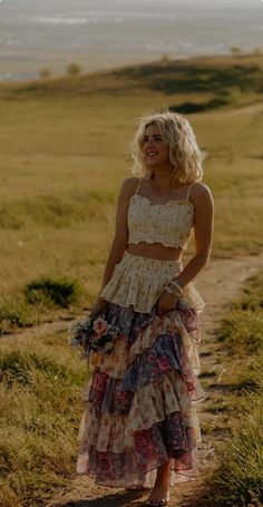 Seniors Pictures Outfits, Boho Outfits Senior Pictures, Rustic Photoshoot Outfit Ideas, Country Senior Pictures Outfits Dresses, Senior Pictures Dresses Ideas, Country Outfit Ideas For Women, Western Feminine Aesthetic, Cute Western Photoshoot Outfits, Cute Western Senior Picture Outfits