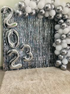 balloons and streamers are arranged in the shape of numbers for a new year's eve celebration