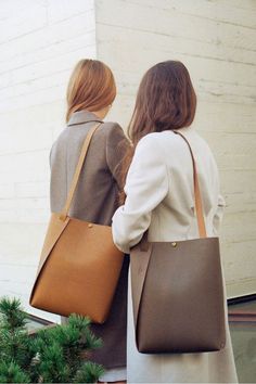 Modern Black Leather Tote Bag Brown Leather Tote Bag, Bag Obsession, Tan Bag, The Atelier, Black Leather Tote Bag, Brown Leather Totes, Black Leather Tote