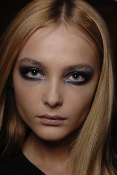 Snejana Onopka backstage at Versace Fall/Winter 2006 Snejana Onopka Backstage, Slavic Doll, Slavic Dolls, Snejana Onopka, Silver Eyeshadow, Sparkly Makeup, Runway Makeup, Ethereal Makeup, Makeup Tut