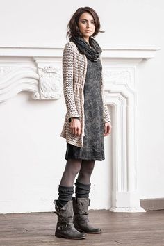 Casual dress, long cardigan, scarf, winter boots Stile Hippie Chic, Winter Boots Outfits, Cardigan Casual, Gilet Long, Cardigan Outfits, Cardigan Long, Date Outfits, Long Scarf