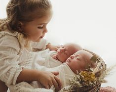 Jennifer Elizabeth on Instagram: “This beautiful trio 🌻 oh this family just melts my heart.  Beautiful twins Dulcie + Daisy and big sister Ida (how gorgeous are these girls…” Twins With Older Sister, Twins And Older Sister, Older Sister, Twin Babies, Twin Sisters, Big Sister