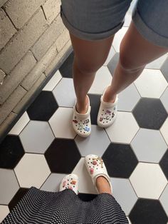 Crocs Jibbitz Chain, White Crocs With Jibbitz, White Crocs Jibbitz Ideas, Crocs With Jibbitz, White Crocs, Crocs Fashion, Crocs Jibbitz