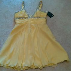 Basix Dress For Any Occasion. Beaded Yellow And Silver. Just Too Cute Size 12 Never Worn With Tags Yellow Party Dresses, Sunset Dress, Hot Season, Badass Outfit, Simple Clothing, Belle Dress, Dark Feminine, 2000s Fashion Outfits, Flirty Dresses