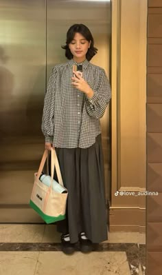 Minimalist Casual Outfit, A Well Traveled Woman, Japan Outfit, Catwalk Collection, Style Inspiration Casual, Hijab Fashion Inspiration, Chill Outfits, Mood Board Fashion